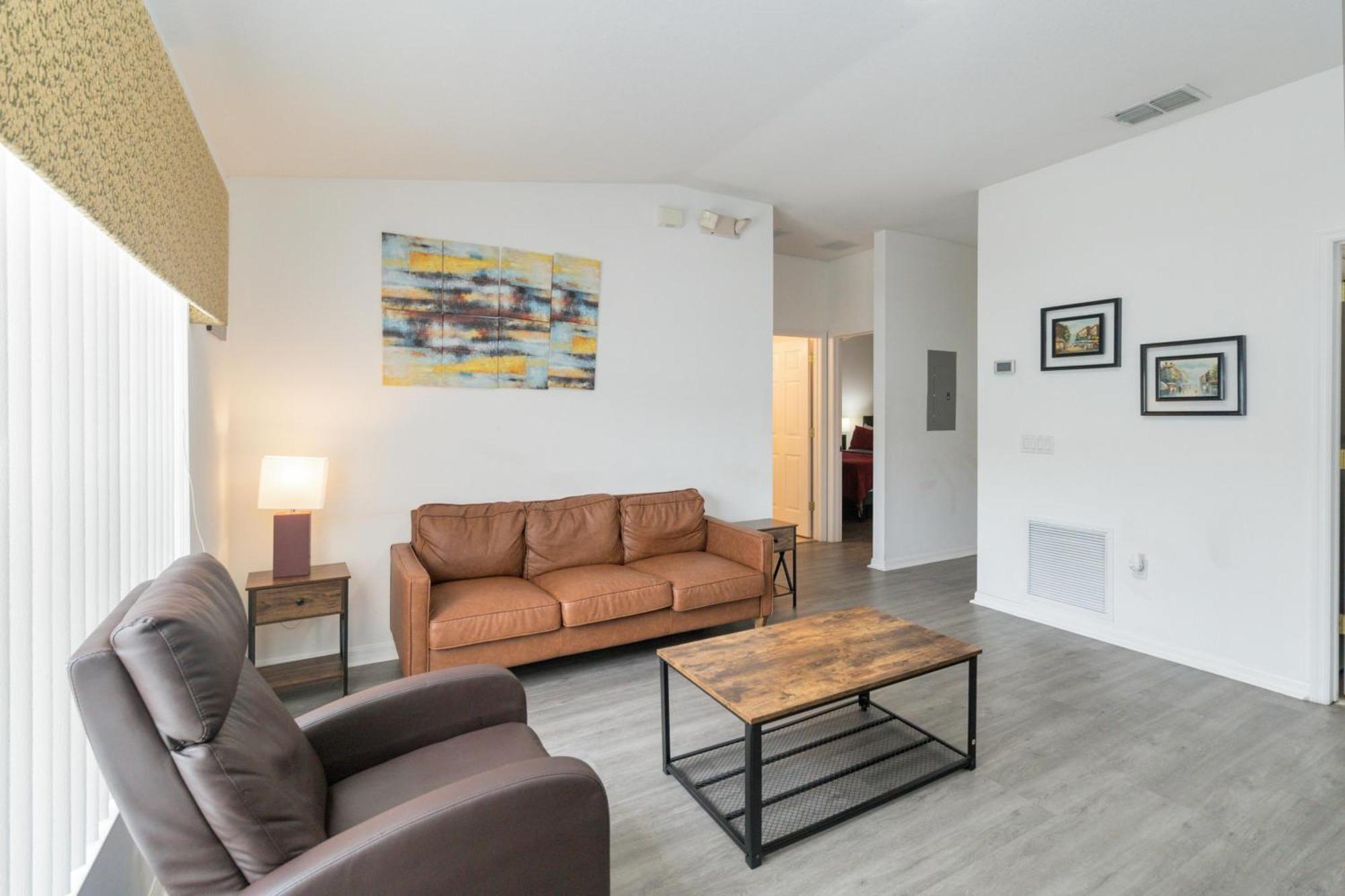 Huge Screened Patio That Overlooks Lake Buck, Near Famous Attractions!! Apartment *